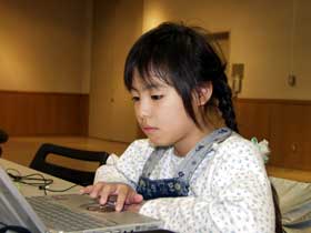 写真：Eメール・チャットを楽しもう！の様子、パソコンに向かう小学生
